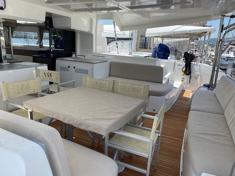 Salerne Catamaran Cabine 6  Couchettes 12  Invités 12  13.99 m Numéro de l'annonce: #16323 4