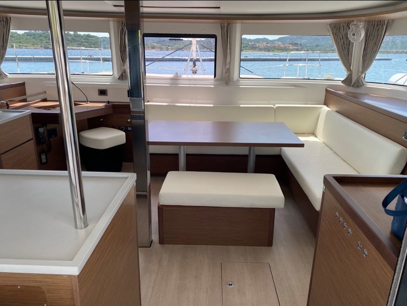 Salerne Catamaran Cabine 6  Couchettes 12  Invités 12  13.99 m Numéro de l'annonce: #16323 2