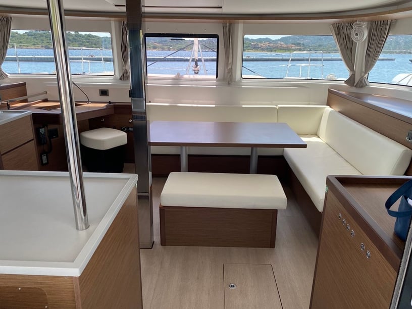 Salerne Catamaran Cabine 6  Couchettes 12  Invités 12  13.99 m Numéro de l'annonce: #16323 5