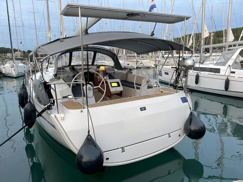 Pula Sailboat 4 cabin 9 berths 9 guests 14.32 m Listing Number: #16348 5