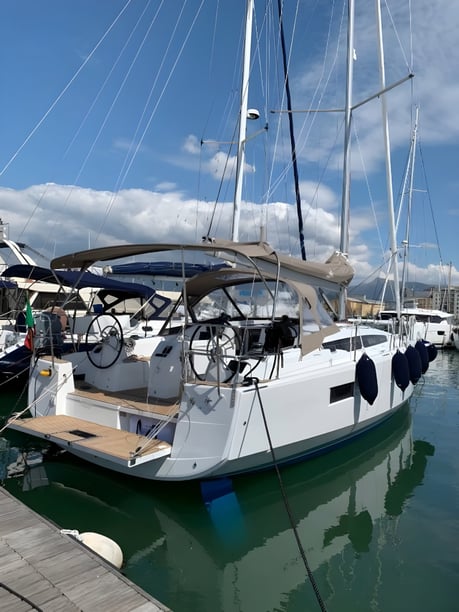 Piombino Zeilboot Cabine 3  8  slaapplaatsen 8  gasten 12.35 m Lijstnummer: #16356 4