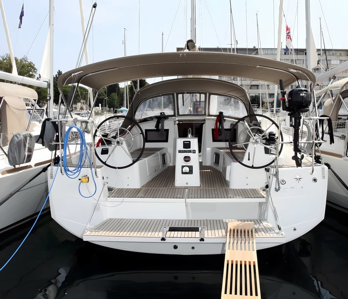 Pula Voilier Cabine 3  Couchettes 8  Invités 8  12.35 m Numéro de l'annonce: #16393