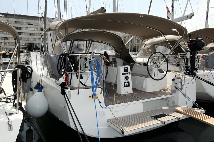 Pula Voilier Cabine 3  Couchettes 8  Invités 8  12.35 m Numéro de l'annonce: #16393 3