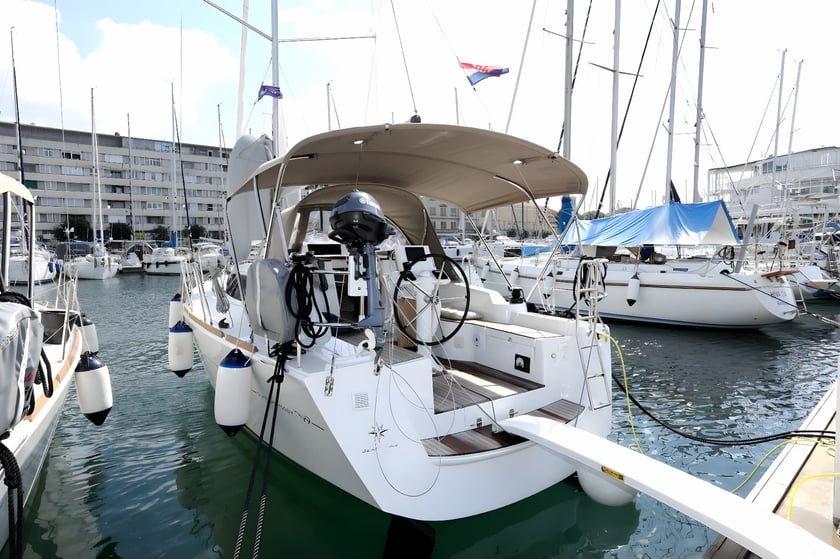 Pula Sailboat 2 cabin 6 berths 6 guests 9.8 m Listing Number: #16398 4