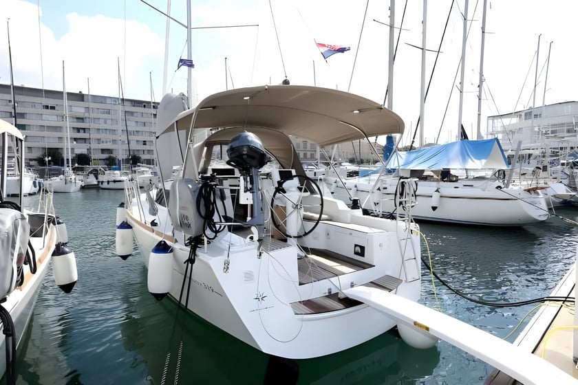 Pula Sailboat 2 cabin 6 berths 6 guests 9.8 m Listing Number: #16398 3