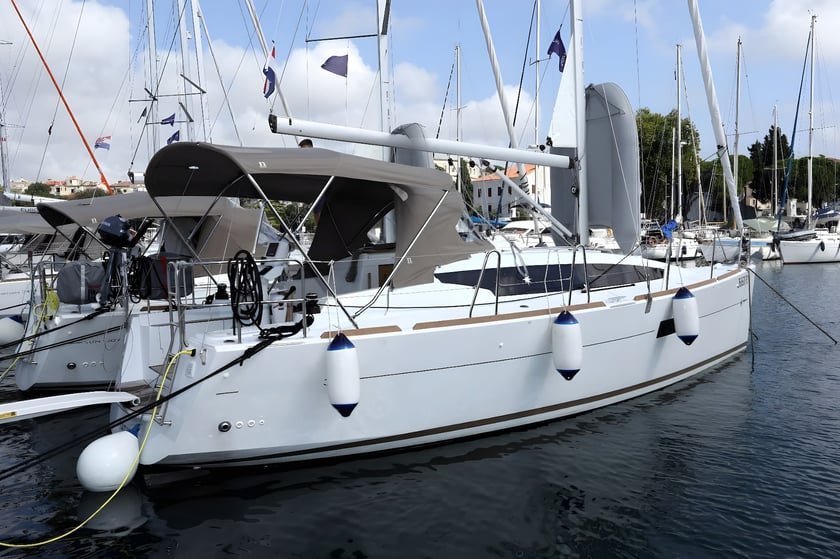 Pula Sailboat 2 cabin 6 berths 6 guests 9.8 m Listing Number: #16398 5