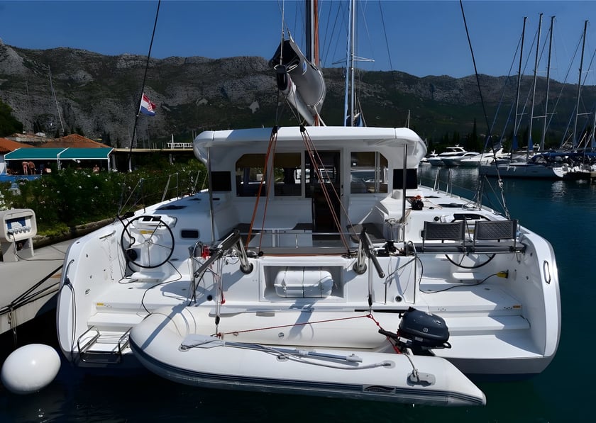 Dubrovnik Catamaran 6 cabin 12 berths 12 guests 11.74 m Listing Number: #16414