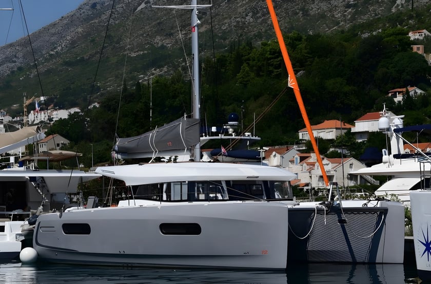 Dubrovnik Catamaran 6 cabin 12 berths 12 guests 11.74 m Listing Number: #16414 3