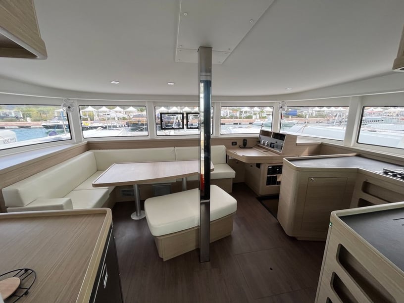 Salerne Catamaran Cabine 6  Couchettes 12  Invités 12  12.8 m Numéro de l'annonce: #16421 5