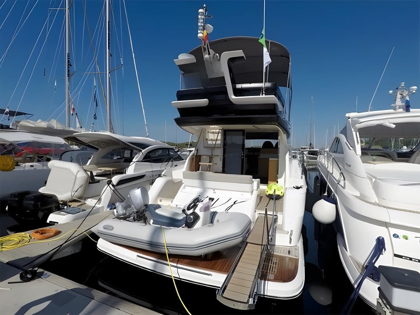 Sibenik Yacht à moteur Cabine 3  Couchettes 8  Invités 8  15.64 m Numéro de l'annonce: #16441