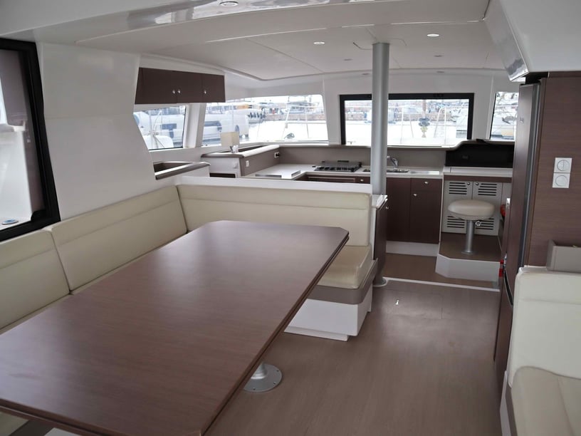 Paros Catamaran Cabine 4  Couchettes 10  Invités 10  12.37 m Numéro de l'annonce: #16539 2