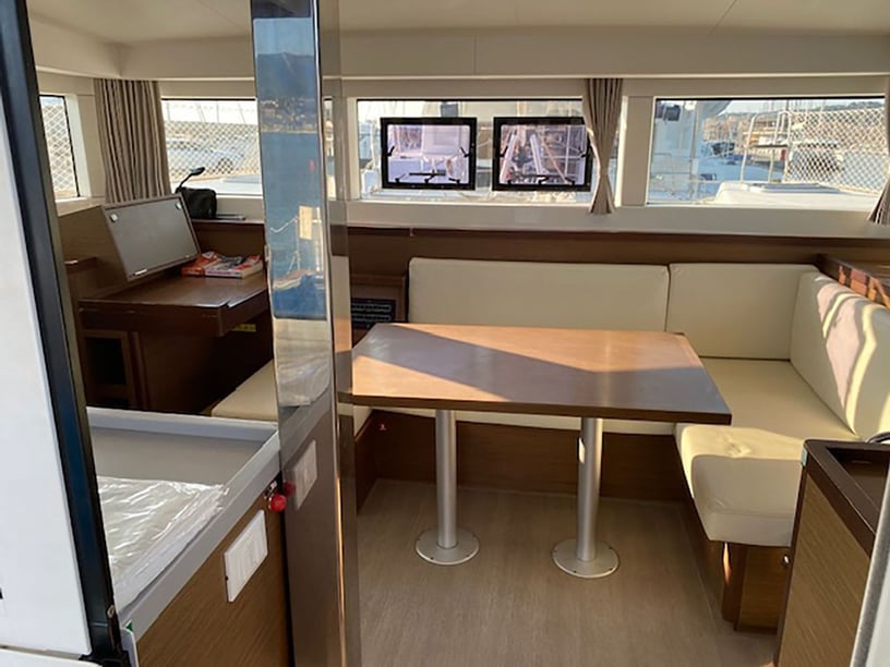 Bormes-les-Mimosas Catamaran Cabine 4  Couchettes 10  Invités 10  11.74 m Numéro de l'annonce: #16633 2