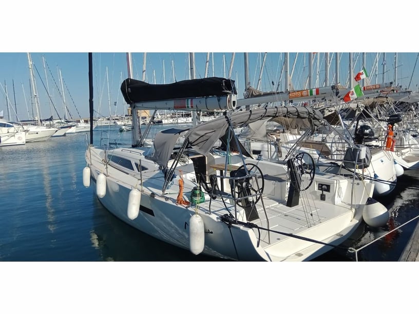 Puntone Velero Cabina 3  6  literas 6  invitados 12.2 m Número de anuncio: #16702