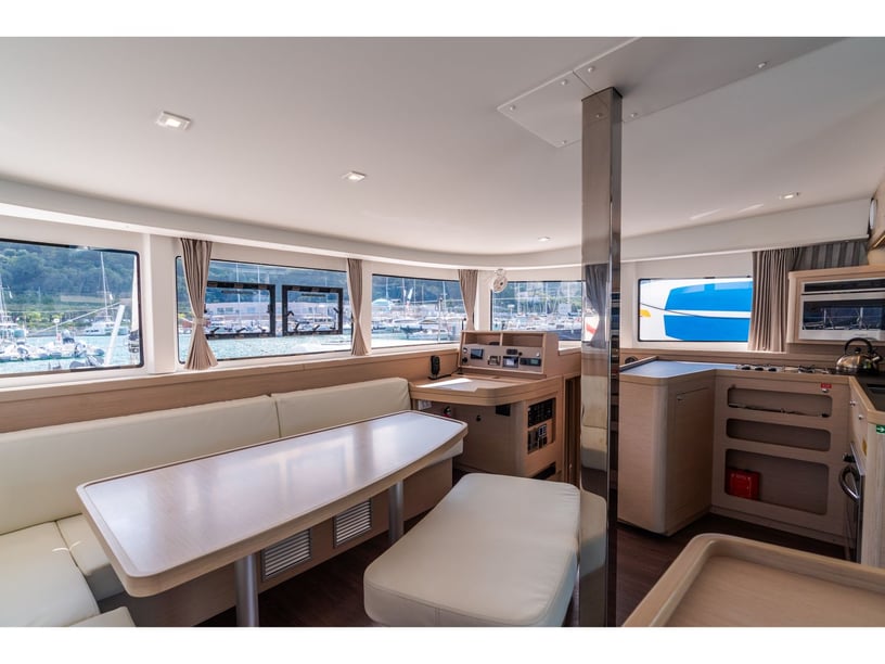 Capo d'Orlando Katamaran 4 Kabine 12 Liegeplätze 12 Gäste 12.94 m Nummer des Inserats: #16774 2