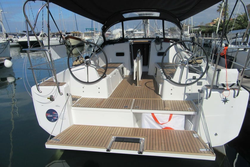 San Vincenzo Zeilboot Cabine 3  6  slaapplaatsen 6  gasten 11.75 m Lijstnummer: #16847 4