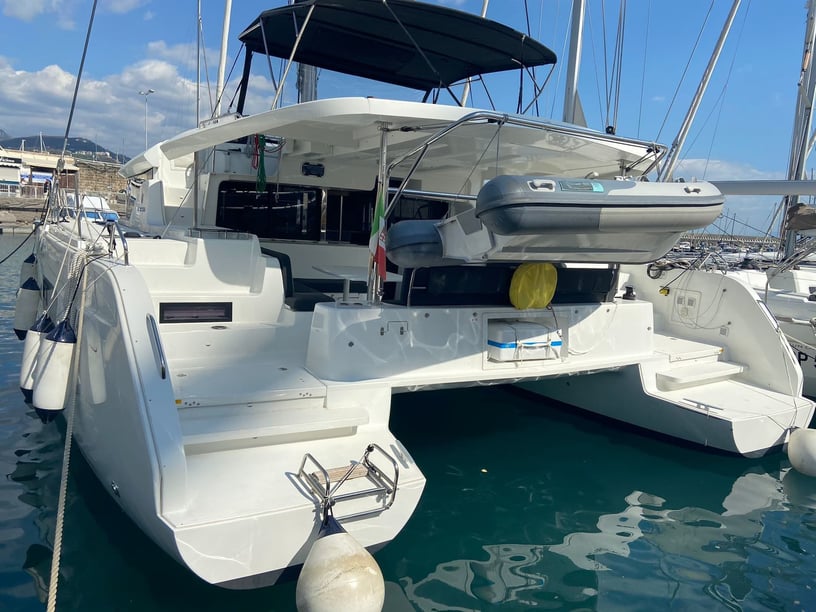 Salerne Catamaran Cabine 5  Couchettes 10  Invités 11  13.99 m Numéro de l'annonce: #16856 3