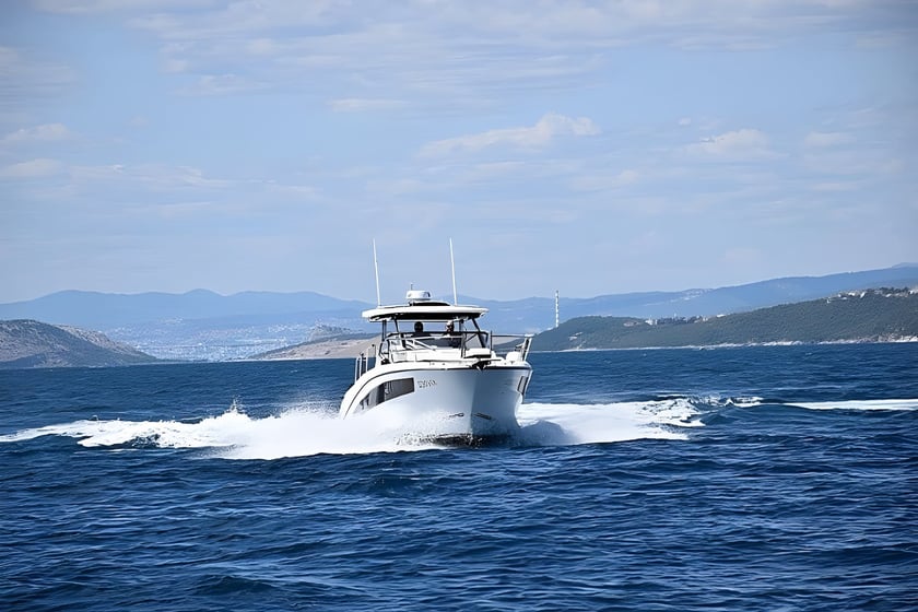 Zadar Motorboat 1 cabin 4 berths 4 guests 10.5 m Listing Number: #16864 5