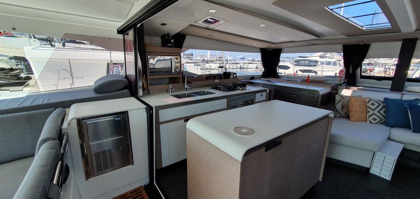 Seget Donji Catamaran 6 cabin 11 berths 11 guests 15.54 m Listing Number: #16869 4