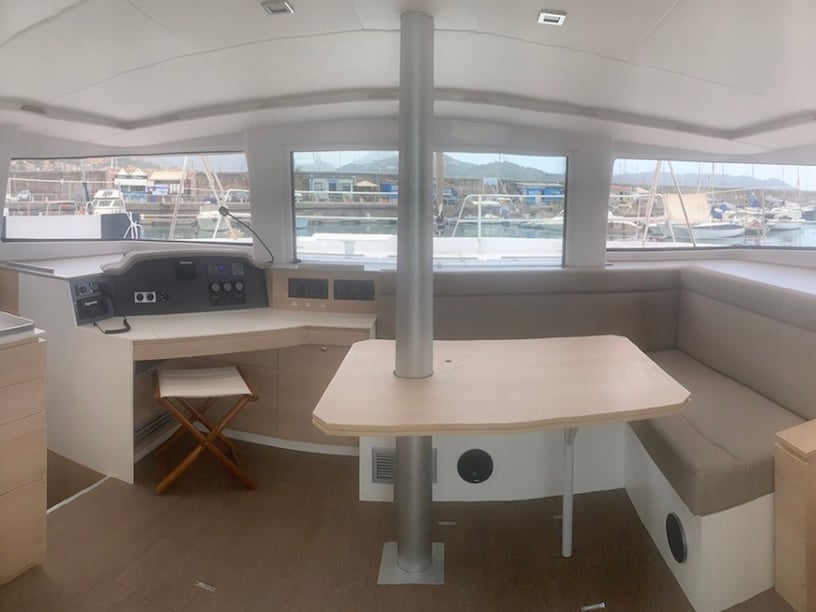 Salerne Catamaran Cabine 4  Couchettes 10  Invités 12  13.6 m Numéro de l'annonce: #16912 2