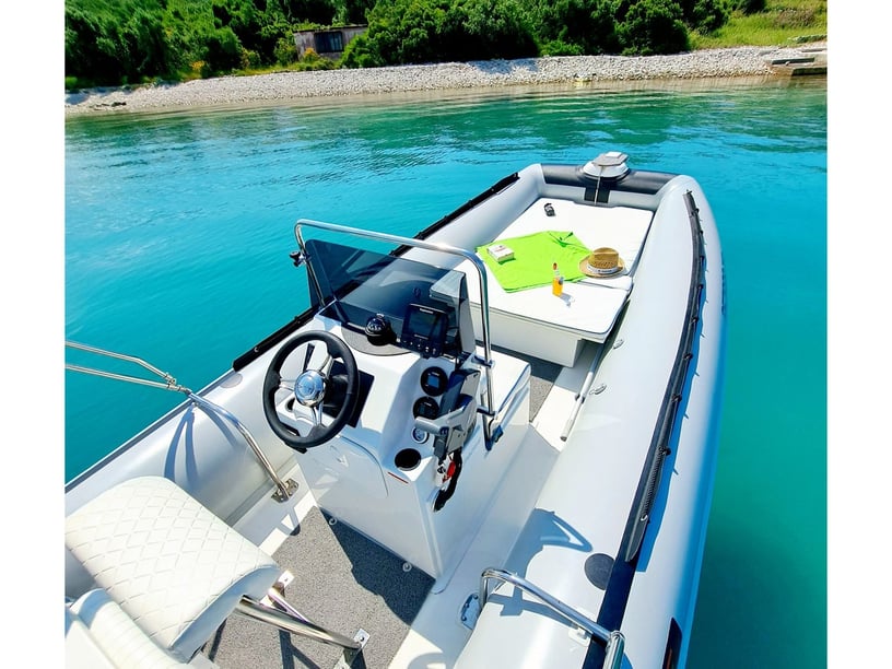 Trogir Motorboat 6 cabin  12 guests 6.5 m Listing Number: #17090 4