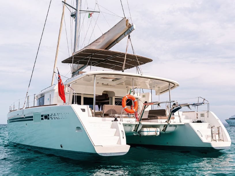 Sant Antoni de Portmany Catamaran Cabine 4  12  slaapplaatsen 12  gasten 13.96 m Lijstnummer: #17115 5