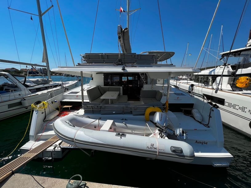 Sukošan Catamaran Cabine 6  Couchettes 12  Invités 12  13.45 m Numéro de l'annonce: #17147 5