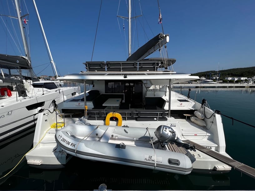 Sukošan Catamaran Cabine 6  Couchettes 12  Invités 12  13.45 m Numéro de l'annonce: #17151 3