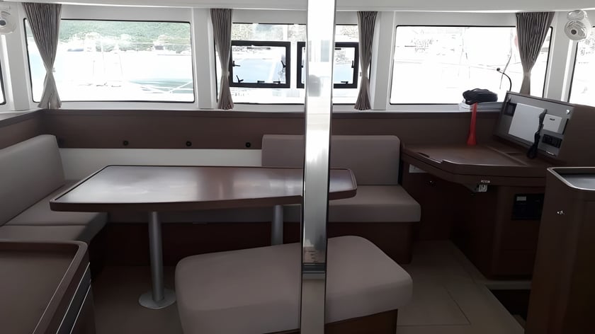Martinique Catamaran Cabine 6  10  slaapplaatsen 10  gasten 12.8 m Lijstnummer: #17159 5