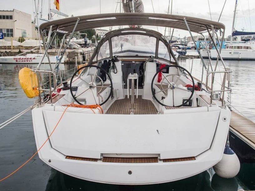 Rogoznica Segelboot 3 Kabine 8 Liegeplätze 8 Gäste 11.34 m Nummer des Inserats: #17238