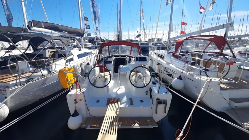 Split Sailboat 2 cabin 6 berths 6 guests 9.53 m Listing Number: #17243