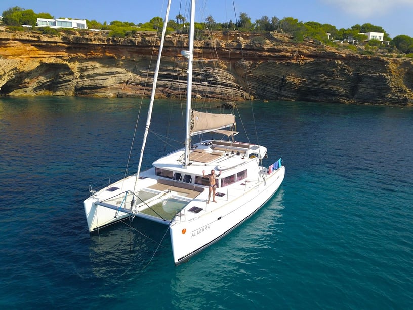 Sant Antoni de Portmany Catamarano cabina 4  cuccette 10  12  ospiti 13.96 m Numero dell'inserzione: #17247