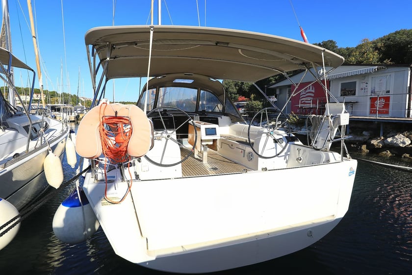 Pula Sailboat 3 cabin 8 berths 8 guests 11.23 m Listing Number: #17272