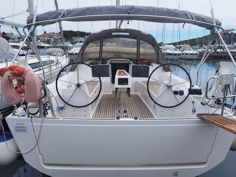 Pula Sailboat 3 cabin 8 berths 8 guests 11.23 m Listing Number: #17272 3