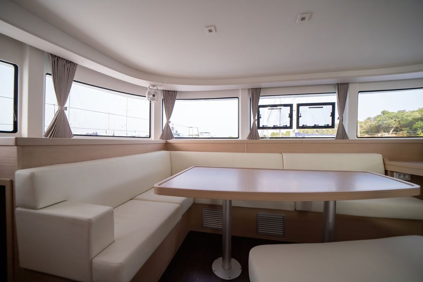 Olbia Catamarán Cabina 4  12  literas 12  invitados 12.94 m Número de anuncio: #17274 4