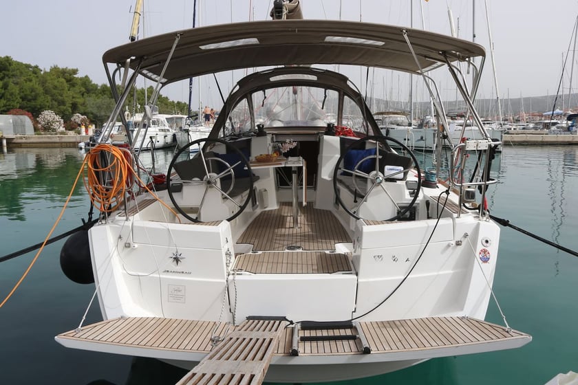 Rogoznica Segelboot 3 Kabine 8 Liegeplätze 8 Gäste 11.34 m Nummer des Inserats: #17280