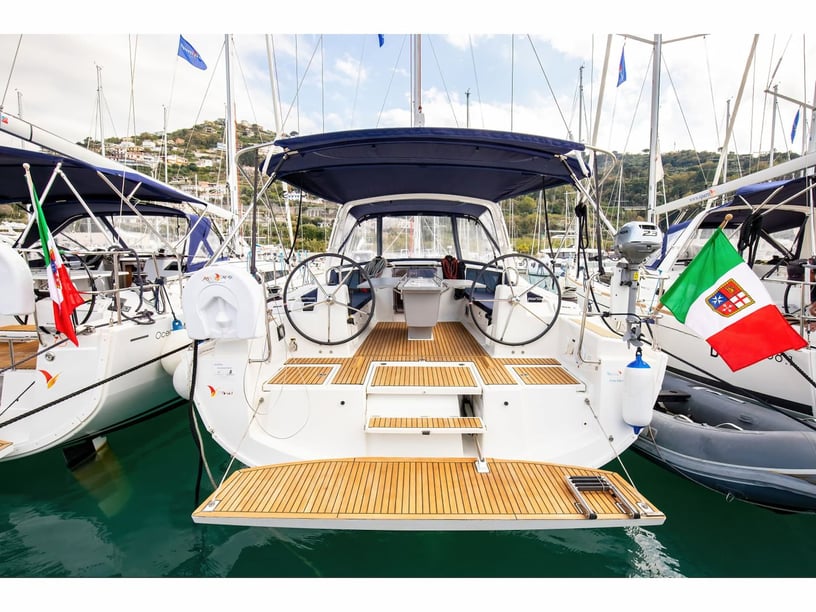 Capo d'Orlando Voilier Cabine 3  Couchettes 8  Invités 8  12.43 m Numéro de l'annonce: #17284