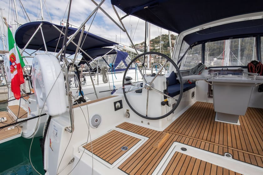 Capo d'Orlando Voilier Cabine 3  Couchettes 8  Invités 8  12.43 m Numéro de l'annonce: #17284 3