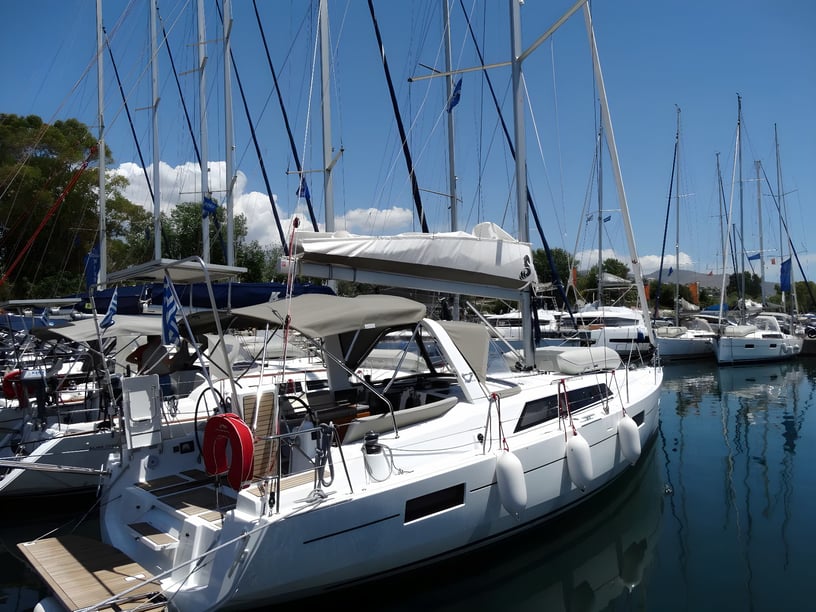 Athens Sailboat 3 cabin 8 berths 8 guests 12.43 m Listing Number: #17315 4