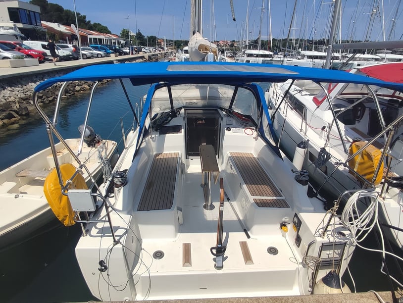 Pomer Segelboot 2 Kabine 6 Liegeplätze 6 Gäste 9.53 m Nummer des Inserats: #17340