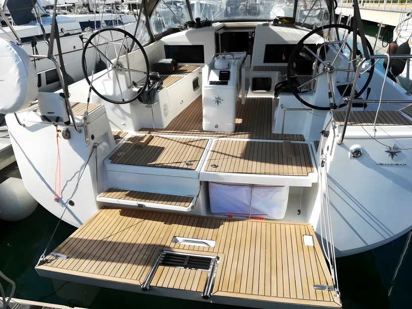 San Vincenzo Zeilboot Cabine 4  8  slaapplaatsen 8  gasten 13.39 m Lijstnummer: #17438