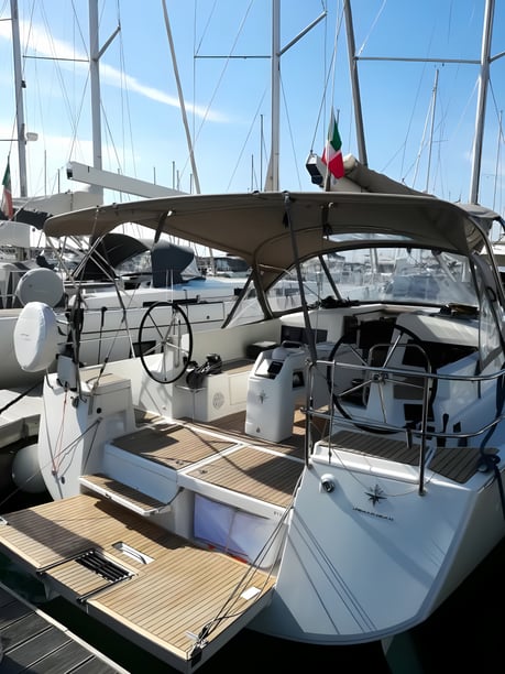 San Vincenzo Zeilboot Cabine 4  8  slaapplaatsen 8  gasten 13.39 m Lijstnummer: #17438 3