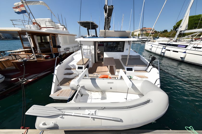 Zadar Catamaran 3 cabin 6 berths 6 guests 9.98 m Listing Number: #17449