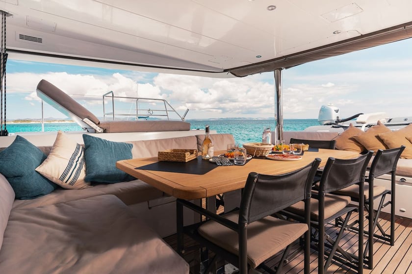 Sant Antoni de Portmany Catamaran Cabine 6  12  slaapplaatsen 10  gasten 17.97 m Lijstnummer: #17464 5