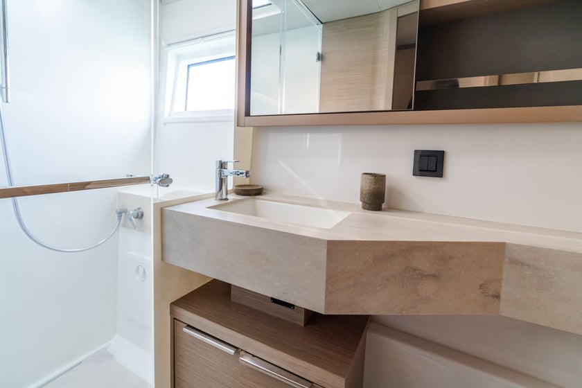 Capo d'Orlando Catamaran Cabine 4  8  slaapplaatsen 12  gasten 13.99 m Lijstnummer: #17503 3