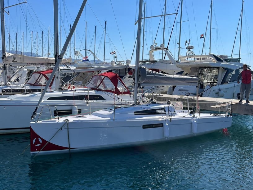 Split Sailboat 1 cabin 3 berths 3 guests 7.99 m Listing Number: #17515