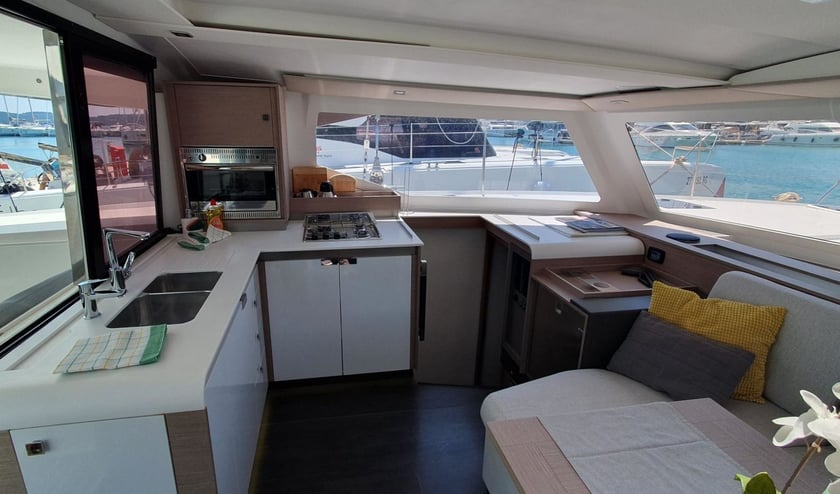 Dubrovnik Catamaran 4 cabin 8 berths 8 guests 11.73 m Listing Number: #17551 4