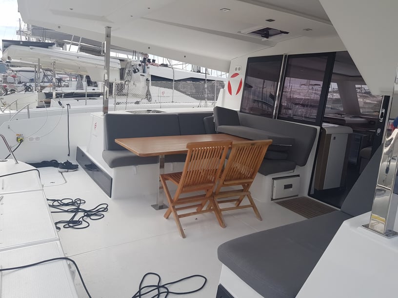 Dubrovnik Catamaran Cabine 5  Couchettes 9  Invités 9  11.93 m Numéro de l'annonce: #17551 4