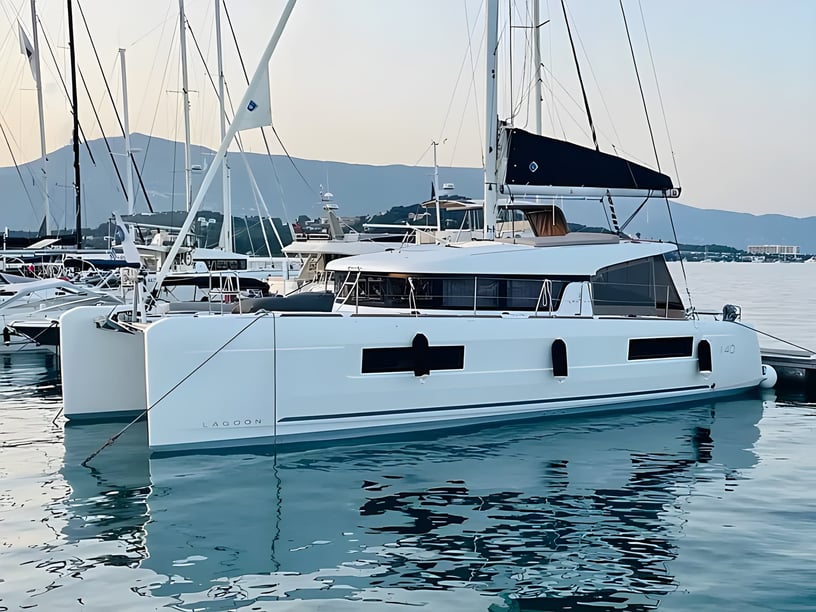 Volos Catamaran Cabine 6  Couchettes 12  Invités 12  12.3 m Numéro de l'annonce: #17552