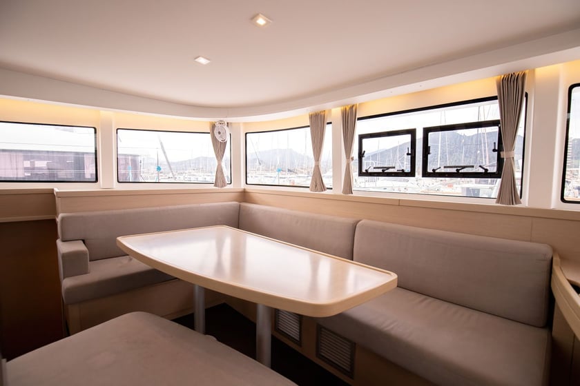 Salerno Catamarano cabina 4  cuccette 12  12  ospiti 12.94 m Numero dell'inserzione: #17572 5