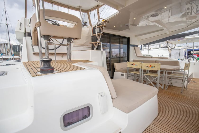 Salerno Catamarano cabina 4  cuccette 12  12  ospiti 12.94 m Numero dell'inserzione: #17572 4